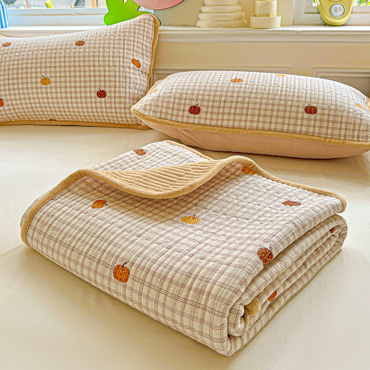 91家纺网 家纺一手货源 找家纺 恒尚居 2025新款学生床盖纯棉牛奶绒 正反两用夹棉床单床垫-秋冬款 四季通用-系列二 南瓜奇趣【A纯棉-B宝宝绒】