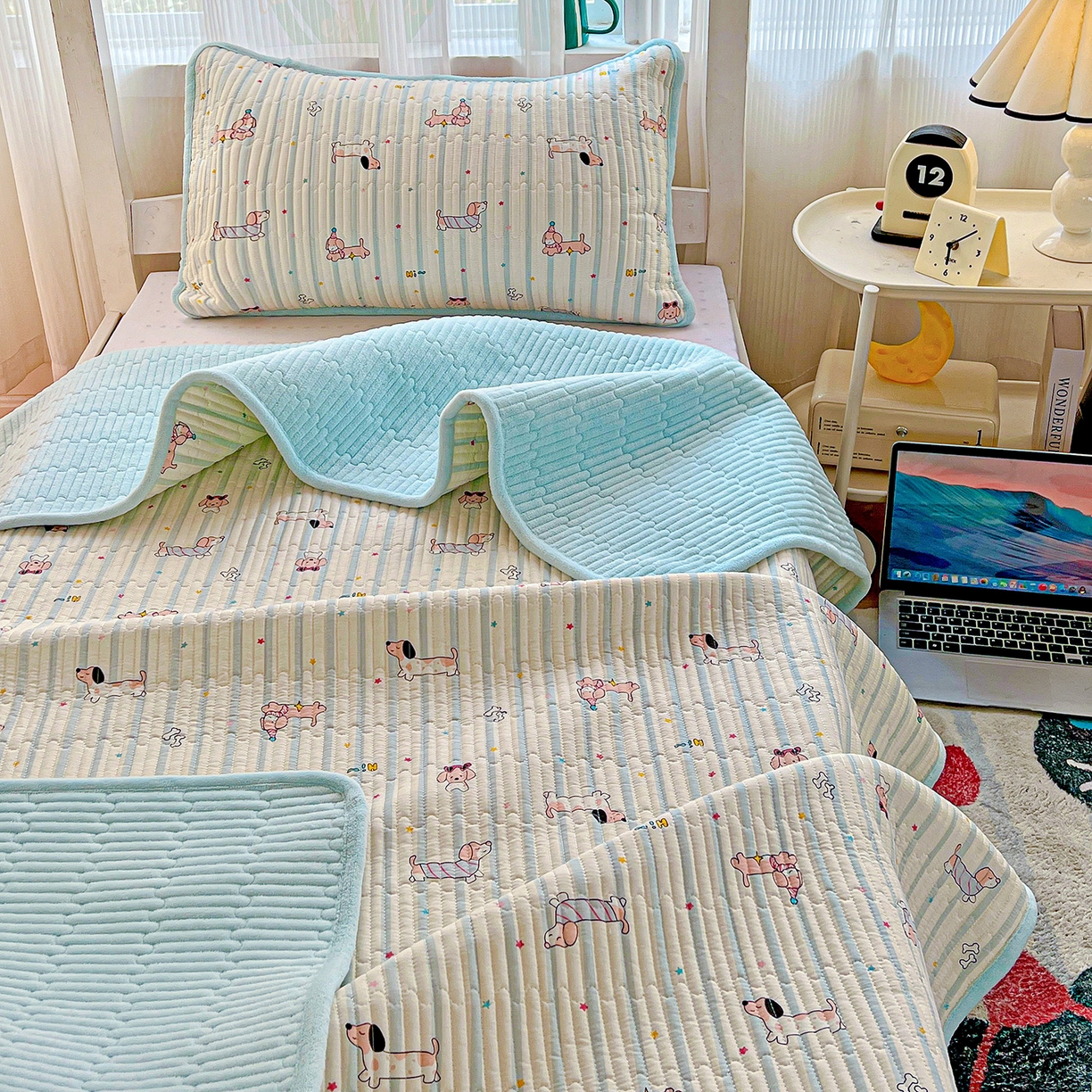 91家纺网 家纺一手货源 找家纺 恒尚居 2025新款学生床盖纯棉牛奶绒 正反两用夹棉床单床垫-秋冬款 四季通用-系列二 机灵旺仔【A纯棉-B宝宝绒】