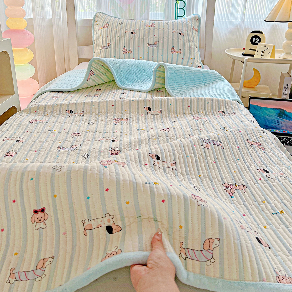91家纺网 家纺一手货源 找家纺 恒尚居 2025新款学生床盖纯棉牛奶绒 正反两用夹棉床单床垫-秋冬款 四季通用-系列二 机灵旺仔【A纯棉-B宝宝绒】