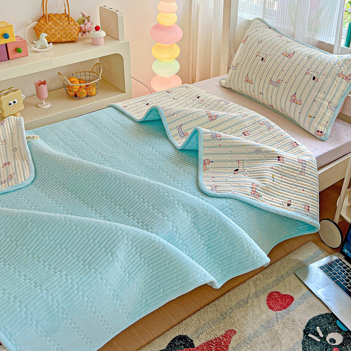 91家纺网 家纺一手货源 找家纺 恒尚居 2025新款学生床盖纯棉牛奶绒 正反两用夹棉床单床垫-秋冬款 四季通用-系列二 机灵旺仔【A纯棉-B宝宝绒】