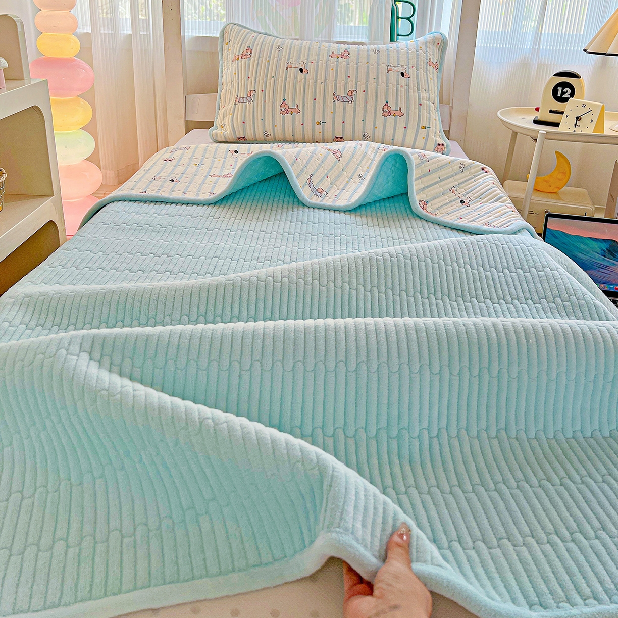 91家纺网 家纺一手货源 找家纺 恒尚居 2025新款学生床盖纯棉牛奶绒 正反两用夹棉床单床垫-秋冬款 四季通用-系列二 机灵旺仔【A纯棉-B宝宝绒】