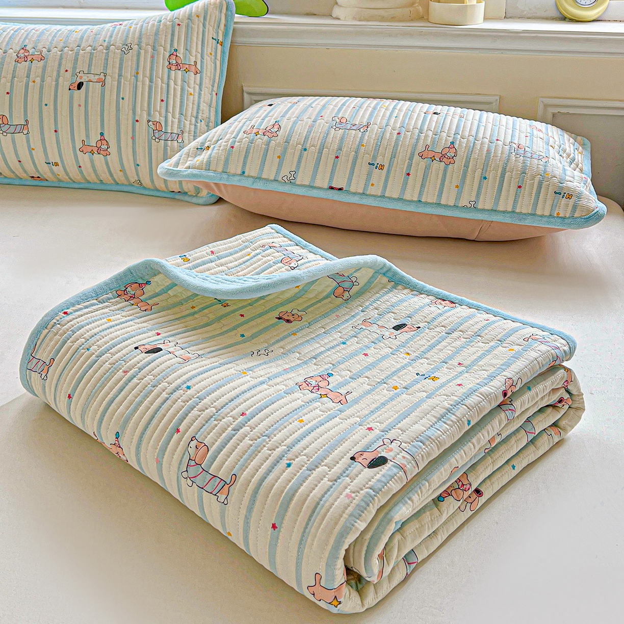 91家纺网 家纺一手货源 找家纺 恒尚居 2025新款学生床盖纯棉牛奶绒 正反两用夹棉床单床垫-秋冬款 四季通用-系列二 机灵旺仔【A纯棉-B宝宝绒】