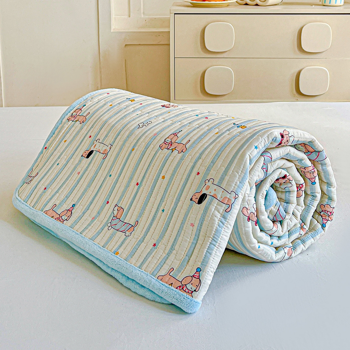 91家纺网 家纺一手货源 找家纺 恒尚居 2025新款学生床盖纯棉牛奶绒 正反两用夹棉床单床垫-秋冬款 四季通用-系列二 机灵旺仔【A纯棉-B宝宝绒】