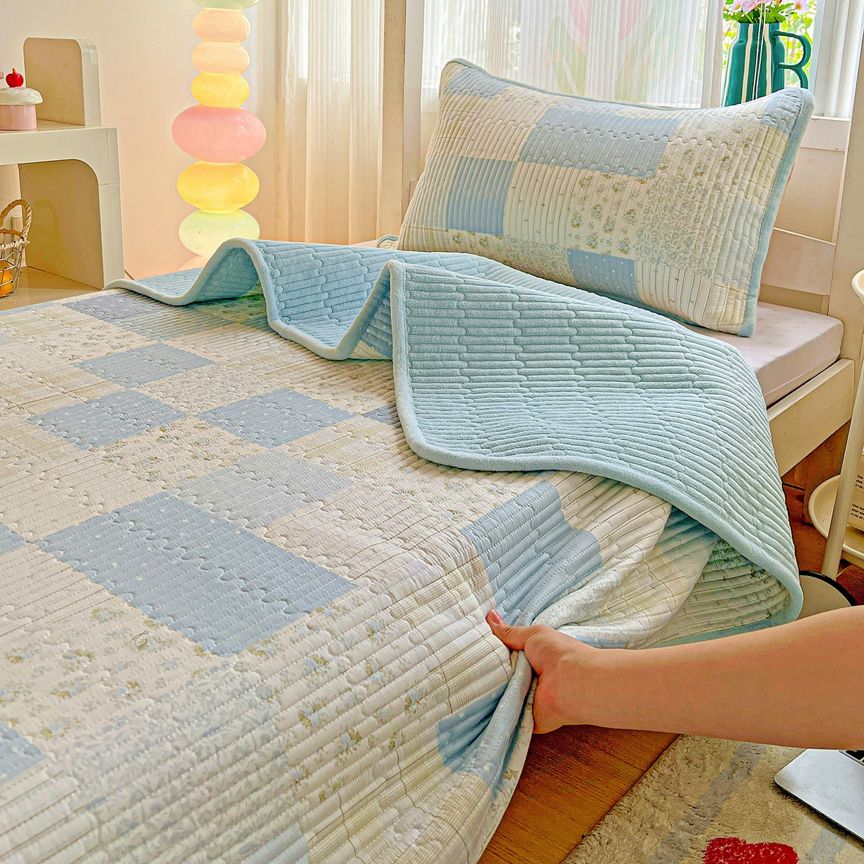 91家纺网 家纺一手货源 找家纺 恒尚居 2025新款学生床盖纯棉牛奶绒 正反两用夹棉床单床垫-秋冬款 四季通用-系列二 芳菲-蓝【A纯棉-B宝宝绒】