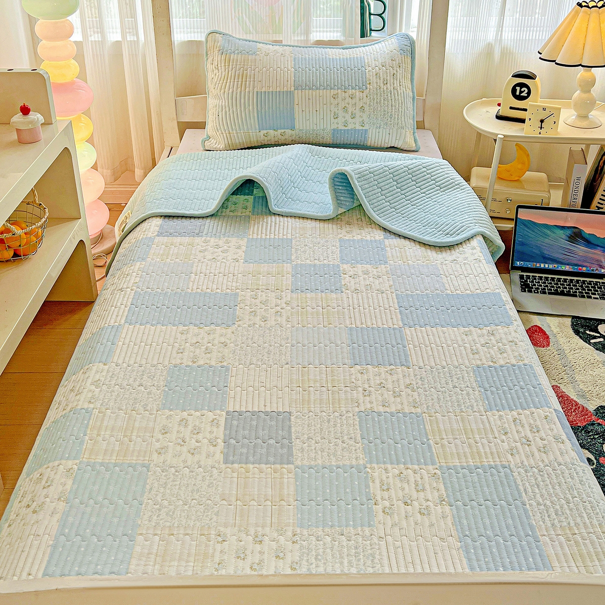 91家纺网 家纺一手货源 找家纺 恒尚居 2025新款学生床盖纯棉牛奶绒 正反两用夹棉床单床垫-秋冬款 四季通用-系列二 芳菲-蓝【A纯棉-B宝宝绒】