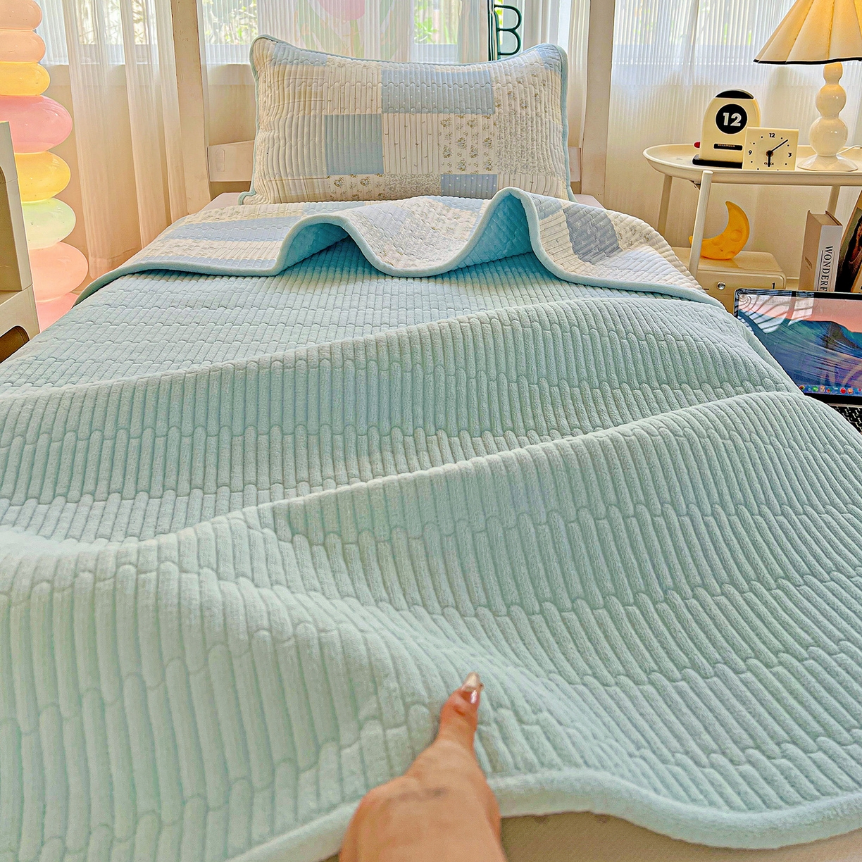 91家纺网 家纺一手货源 找家纺 恒尚居 2025新款学生床盖纯棉牛奶绒 正反两用夹棉床单床垫-秋冬款 四季通用-系列二 芳菲-蓝【A纯棉-B宝宝绒】