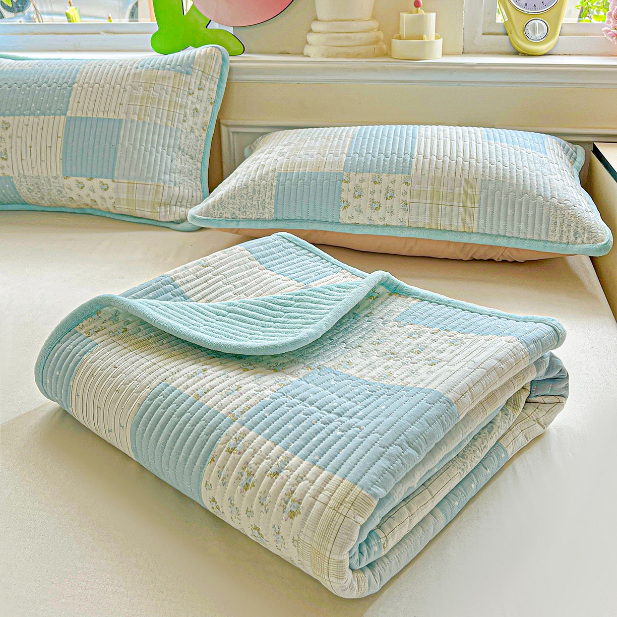 91家纺网 家纺一手货源 找家纺 恒尚居 2025新款学生床盖纯棉牛奶绒 正反两用夹棉床单床垫-秋冬款 四季通用-系列二 芳菲-蓝【A纯棉-B宝宝绒】