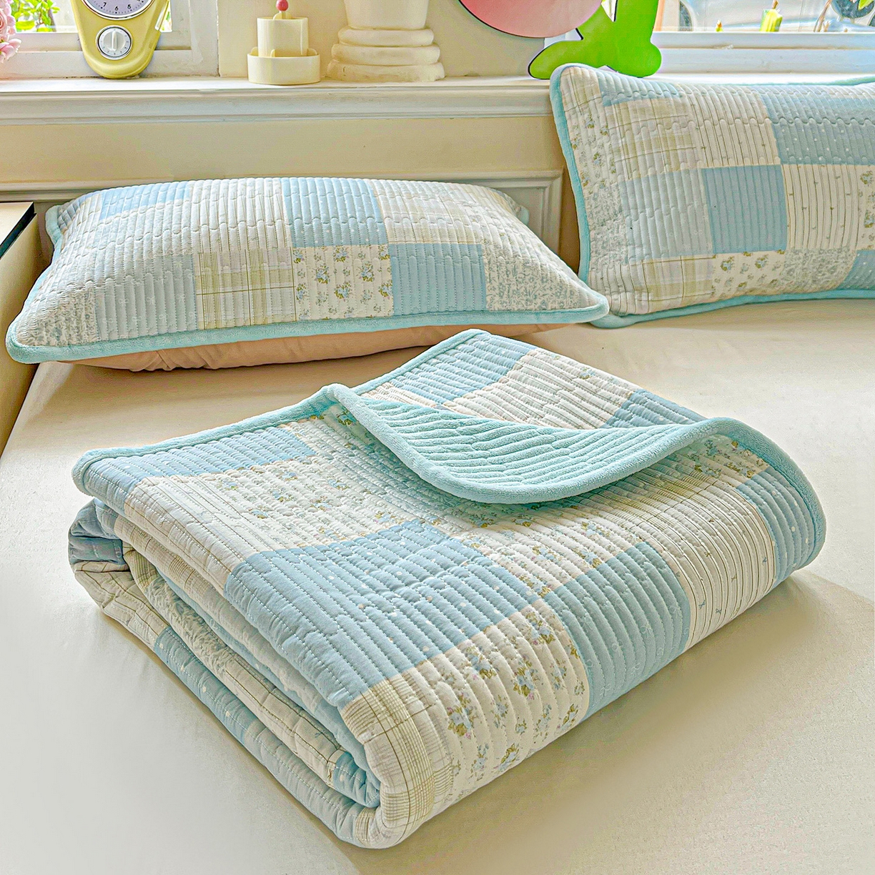 91家纺网 家纺一手货源 找家纺 恒尚居 2025新款学生床盖纯棉牛奶绒 正反两用夹棉床单床垫-秋冬款 四季通用-系列二 芳菲-蓝【A纯棉-B宝宝绒】