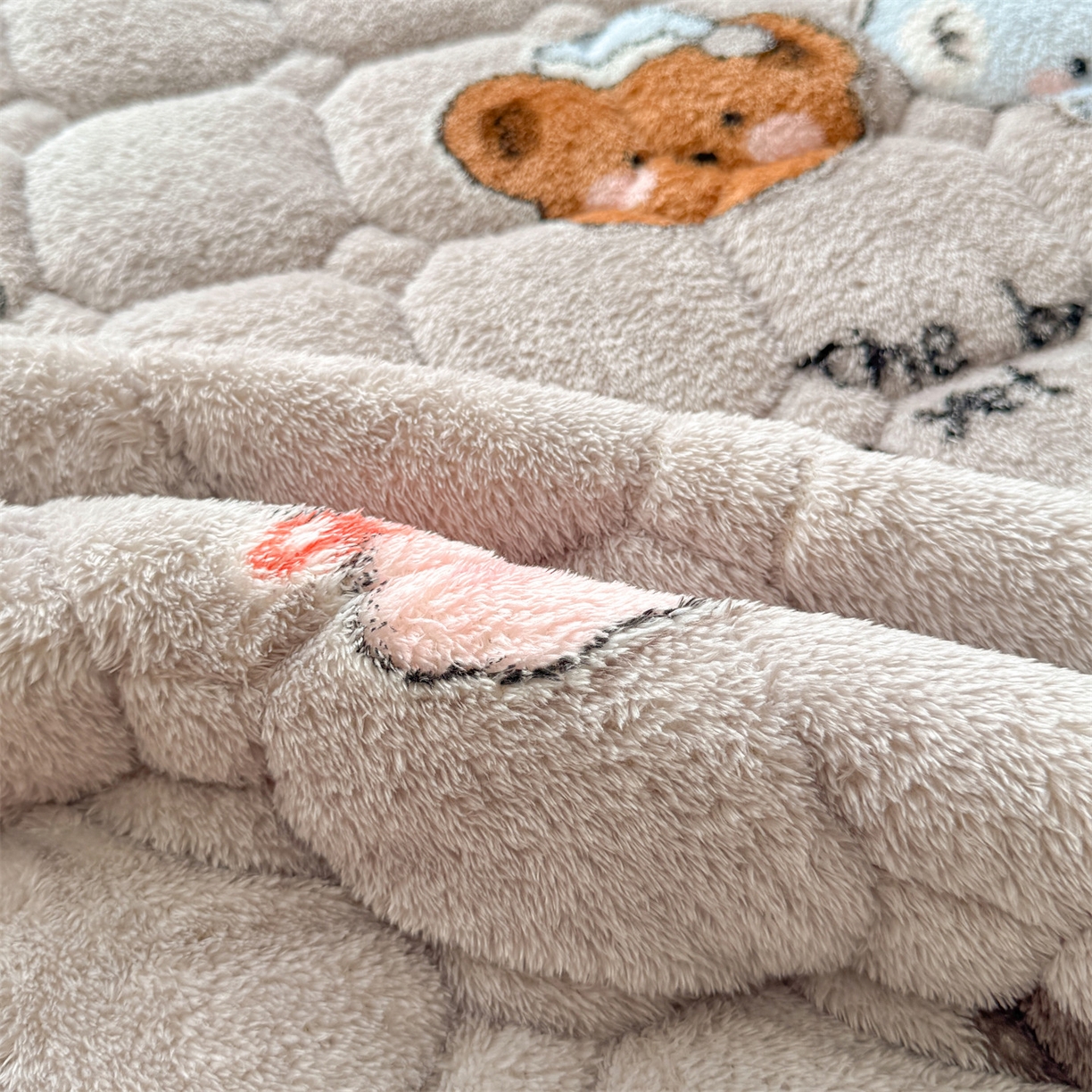 91家纺网 家纺一手货源 找家纺 （总）雯豆家纺 2025新款泰迪绒夹棉床褥子学生宿舍床垫床护垫子加厚卡通保护垫