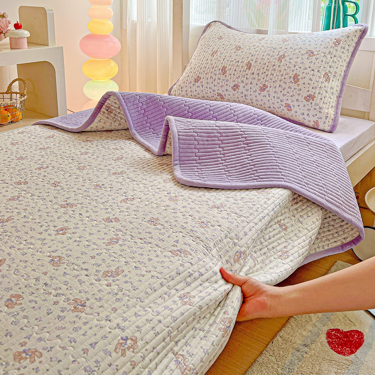 91家纺网 家纺一手货源 找家纺 恒尚居 2025新款学生床盖纯棉牛奶绒 正反两用夹棉床单床垫-秋冬款 四季通用-系列二 清茶小熊【A纯棉-B宝宝绒】