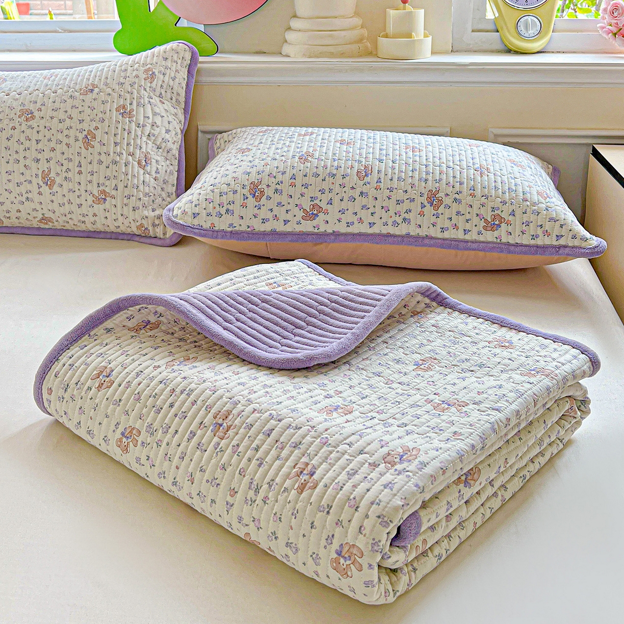 91家纺网 家纺一手货源 找家纺 恒尚居 2025新款学生床盖纯棉牛奶绒 正反两用夹棉床单床垫-秋冬款 四季通用-系列二 清茶小熊【A纯棉-B宝宝绒】