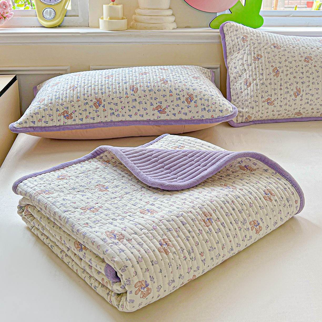 91家纺网 家纺一手货源 找家纺 恒尚居 2025新款学生床盖纯棉牛奶绒 正反两用夹棉床单床垫-秋冬款 四季通用-系列二 清茶小熊【A纯棉-B宝宝绒】