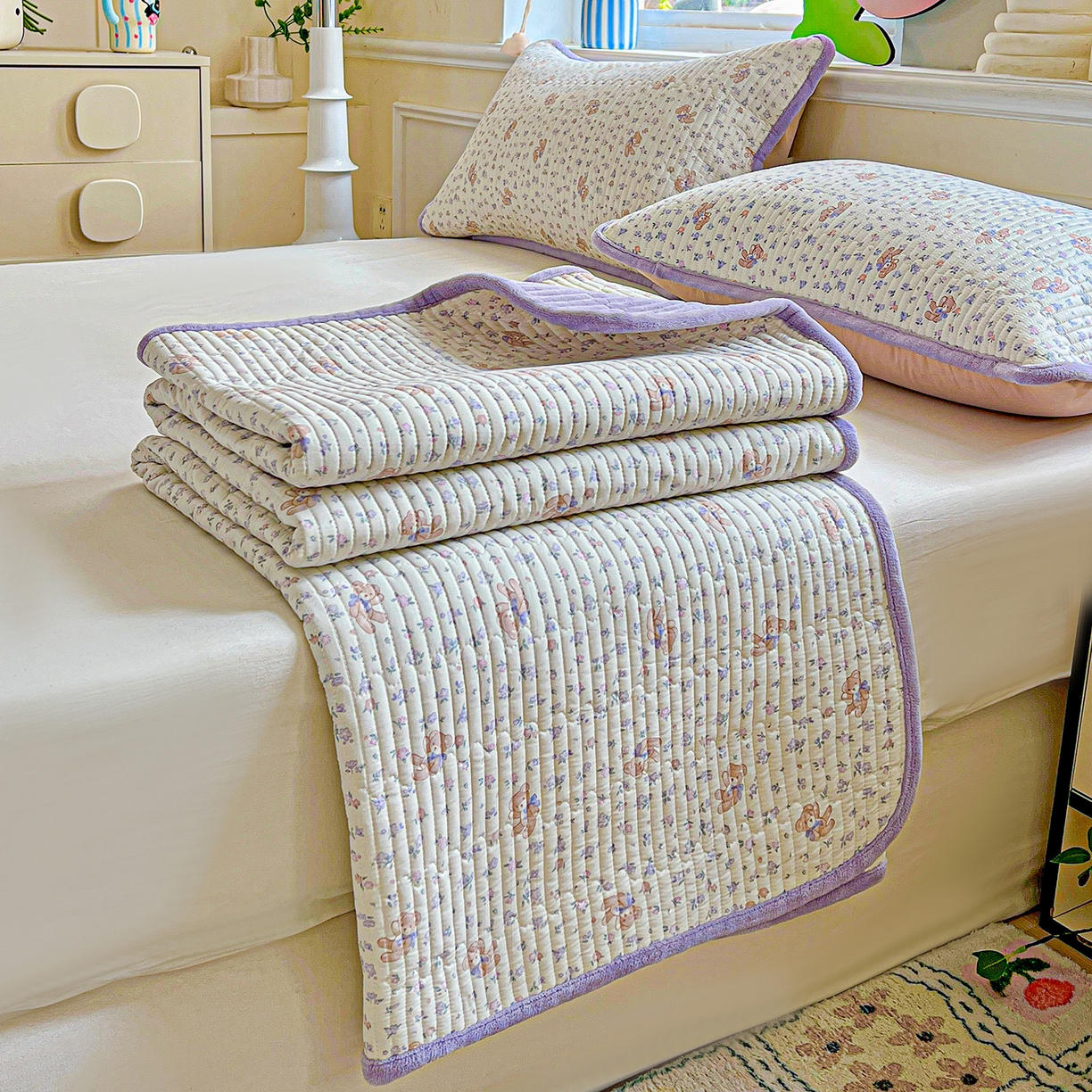 91家纺网 家纺一手货源 找家纺 恒尚居 2025新款学生床盖纯棉牛奶绒 正反两用夹棉床单床垫-秋冬款 四季通用-系列二 清茶小熊【A纯棉-B宝宝绒】