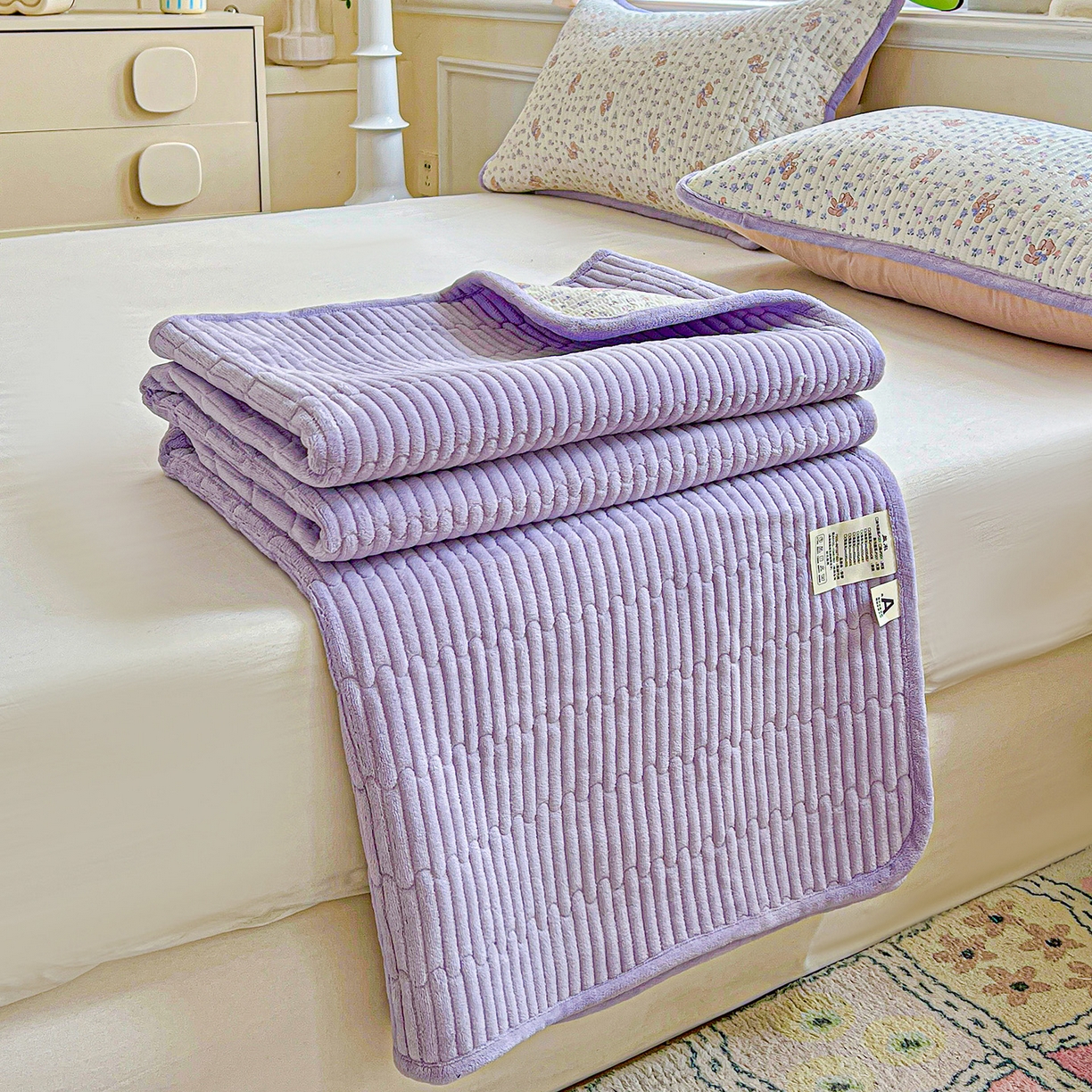 91家纺网 家纺一手货源 找家纺 恒尚居 2025新款学生床盖纯棉牛奶绒 正反两用夹棉床单床垫-秋冬款 四季通用-系列二 清茶小熊【A纯棉-B宝宝绒】