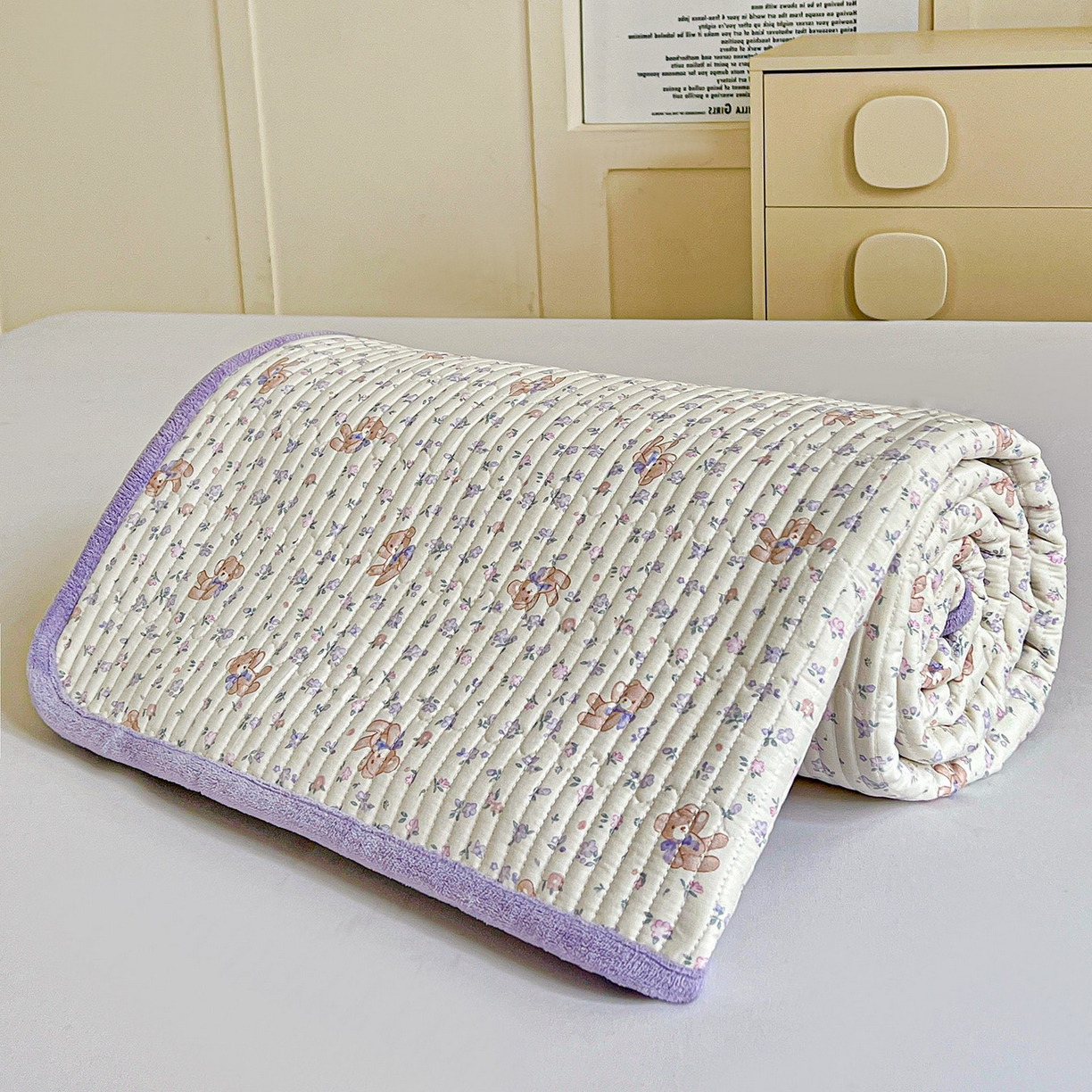 91家纺网 家纺一手货源 找家纺 恒尚居 2025新款学生床盖纯棉牛奶绒 正反两用夹棉床单床垫-秋冬款 四季通用-系列二 清茶小熊【A纯棉-B宝宝绒】