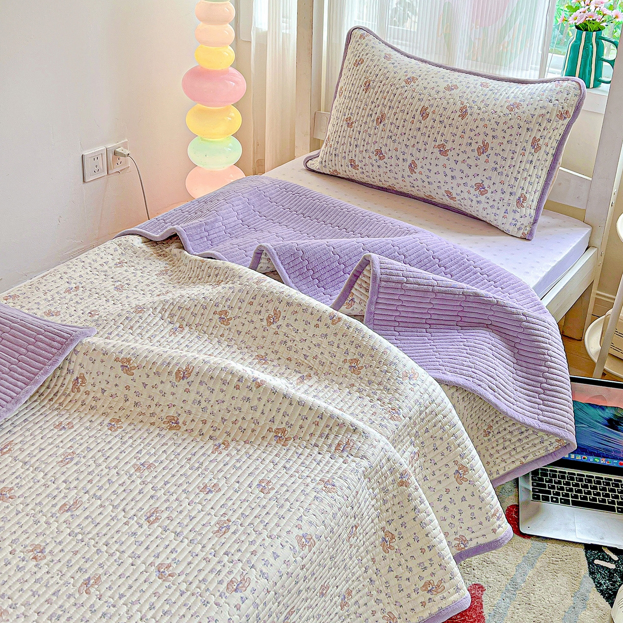 91家纺网 家纺一手货源 找家纺 恒尚居 2025新款学生床盖纯棉牛奶绒 正反两用夹棉床单床垫-秋冬款 四季通用-系列二 清茶小熊【A纯棉-B宝宝绒】