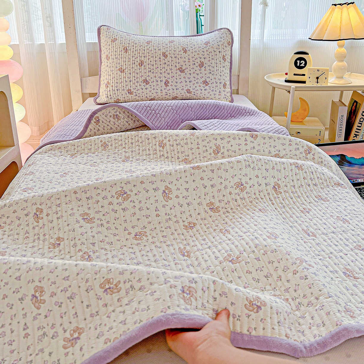 91家纺网 家纺一手货源 找家纺 恒尚居 2025新款学生床盖纯棉牛奶绒 正反两用夹棉床单床垫-秋冬款 四季通用-系列二 清茶小熊【A纯棉-B宝宝绒】