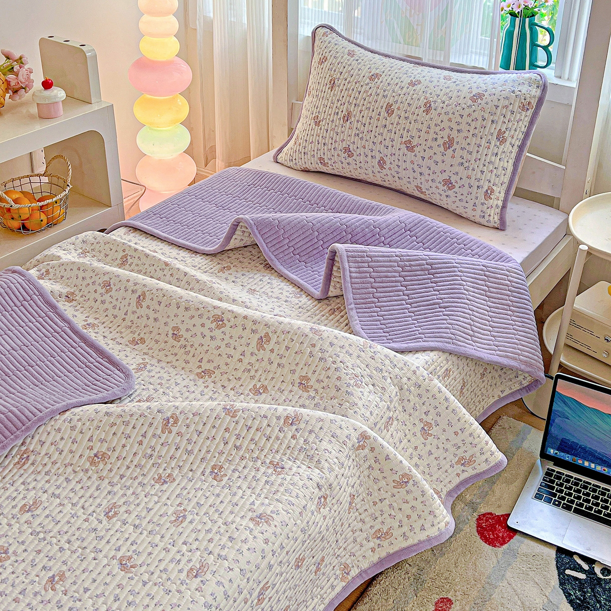 91家纺网 家纺一手货源 找家纺 恒尚居 2025新款学生床盖纯棉牛奶绒 正反两用夹棉床单床垫-秋冬款 四季通用-系列二 清茶小熊【A纯棉-B宝宝绒】