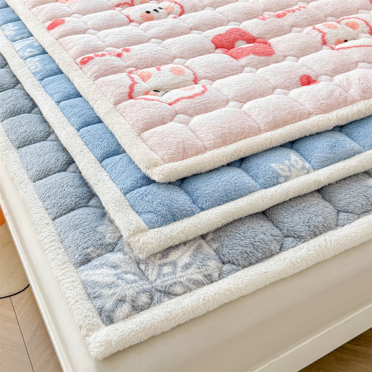 91家纺网 家纺一手货源 找家纺 雯豆家纺 2025新款泰迪绒夹棉床褥子学生宿舍床垫床护垫子加厚卡通保护垫 组合图仅供参考不可下单