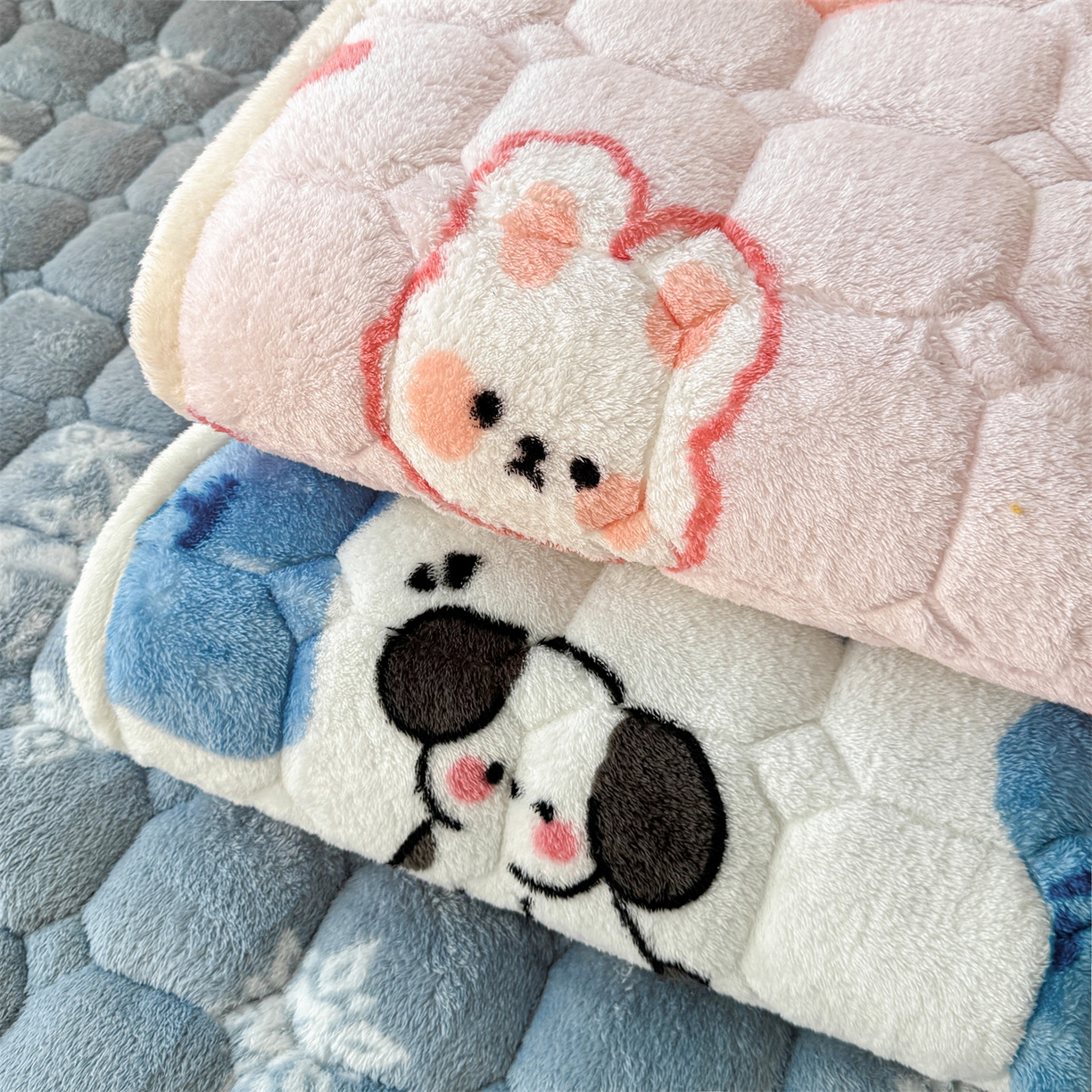 91家纺网 家纺一手货源 找家纺 雯豆家纺 2025新款泰迪绒夹棉床褥子学生宿舍床垫床护垫子加厚卡通保护垫 组合图仅供参考不可下单