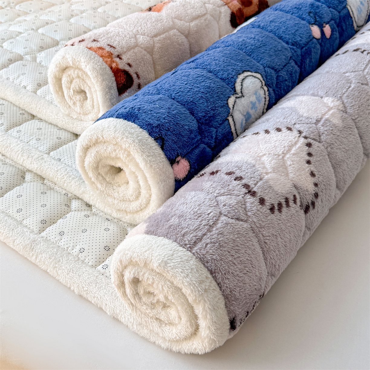 91家纺网 家纺一手货源 找家纺 雯豆家纺 2025新款泰迪绒夹棉床褥子学生宿舍床垫床护垫子加厚卡通保护垫 组合图仅供参考不可下单