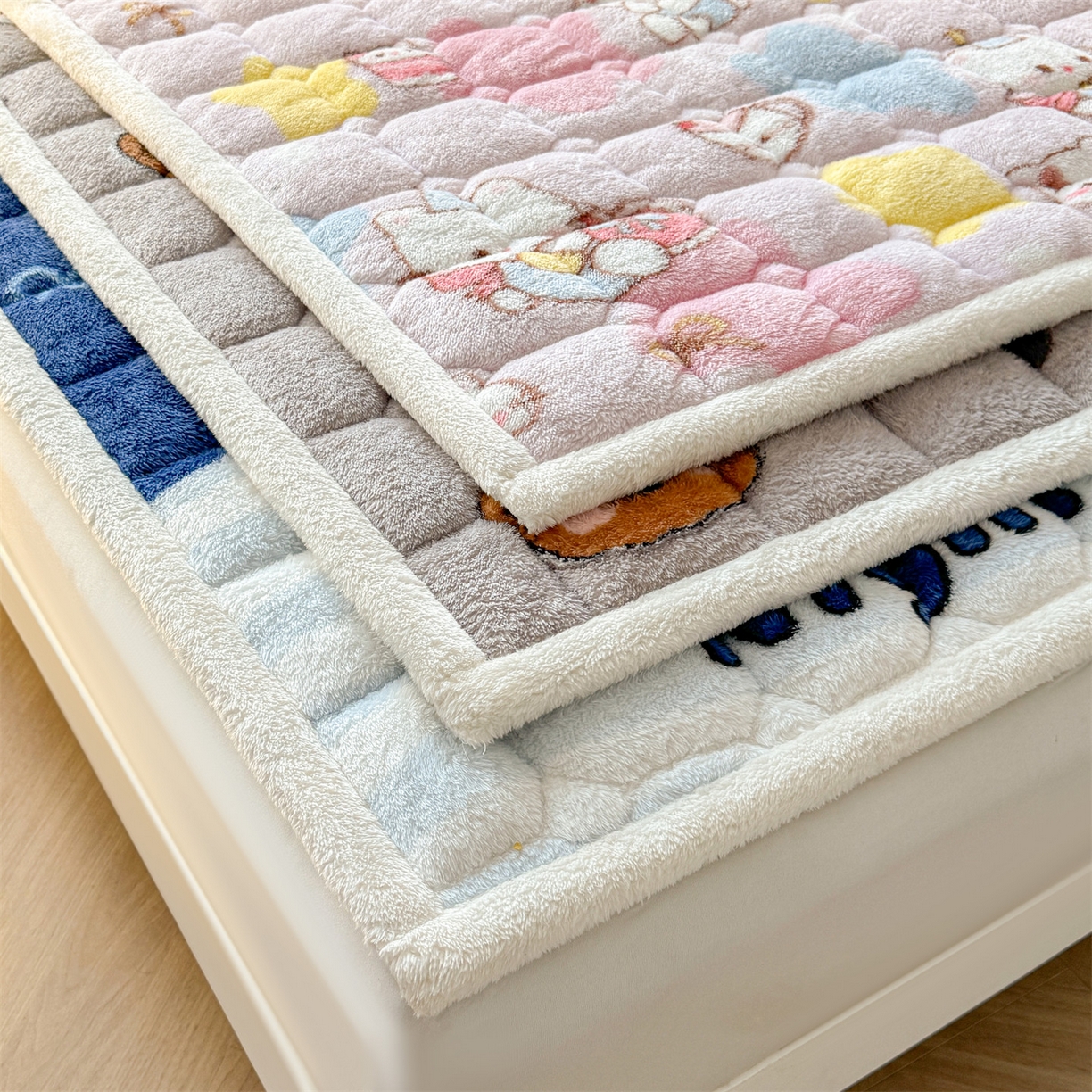 91家纺网 家纺一手货源 找家纺 雯豆家纺 2025新款泰迪绒夹棉床褥子学生宿舍床垫床护垫子加厚卡通保护垫 组合图仅供参考不可下单