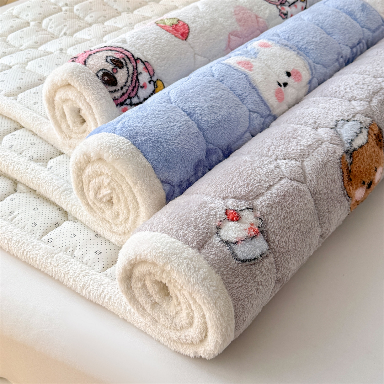 91家纺网 家纺一手货源 找家纺 雯豆家纺 2025新款泰迪绒夹棉床褥子学生宿舍床垫床护垫子加厚卡通保护垫 组合图仅供参考不可下单