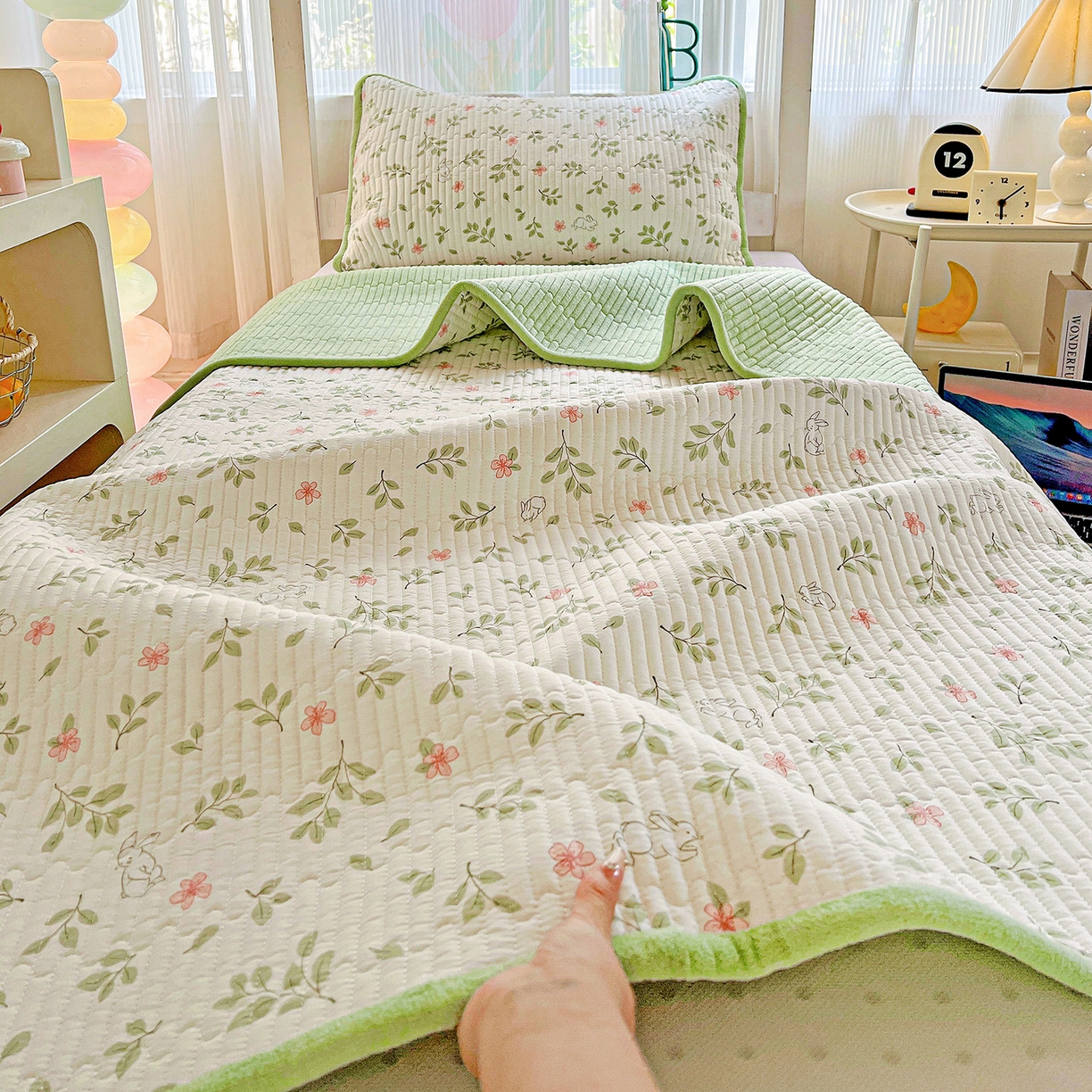 91家纺网 家纺一手货源 找家纺 恒尚居 2025新款学生床盖纯棉牛奶绒 正反两用夹棉床单床垫-秋冬款 四季通用-系列二 清新雅韵【A纯棉-B宝宝绒】