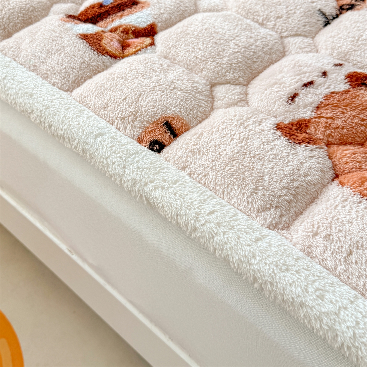 91家纺网 家纺一手货源 找家纺 雯豆家纺 2025新款泰迪绒夹棉床褥子学生宿舍床垫床护垫子加厚卡通保护垫 泰迪绒床褥-茶杯熊