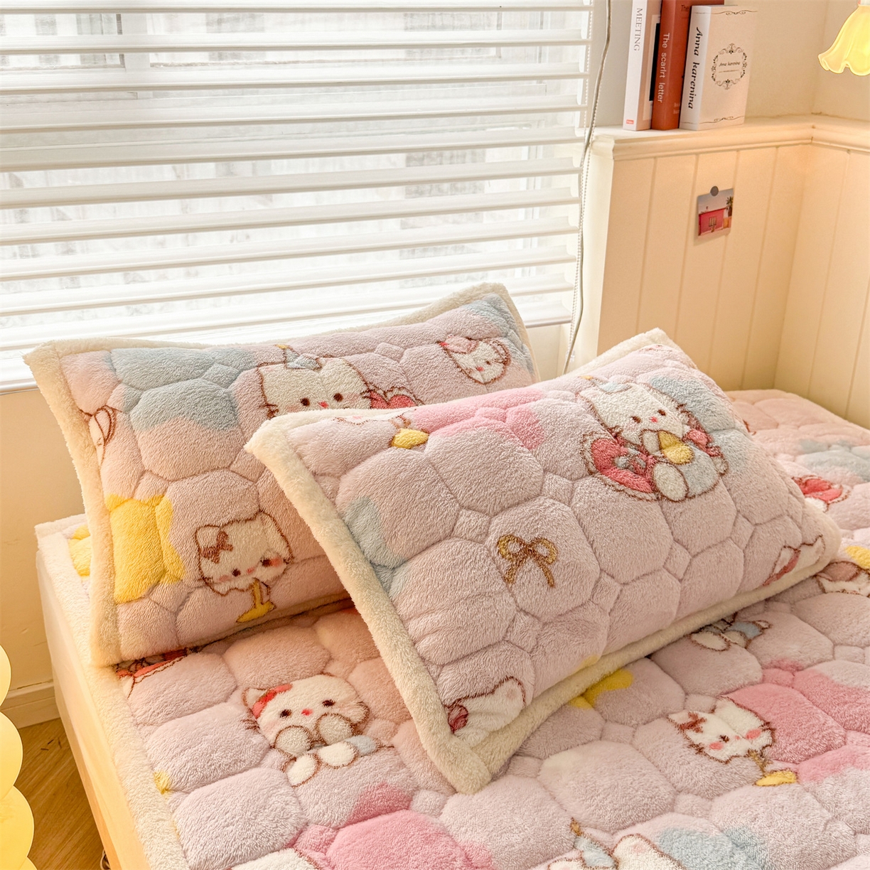 91家纺网 家纺一手货源 找家纺 雯豆家纺 2025新款泰迪绒夹棉床褥子学生宿舍床垫床护垫子加厚卡通保护垫 泰迪绒床褥-粉色KT