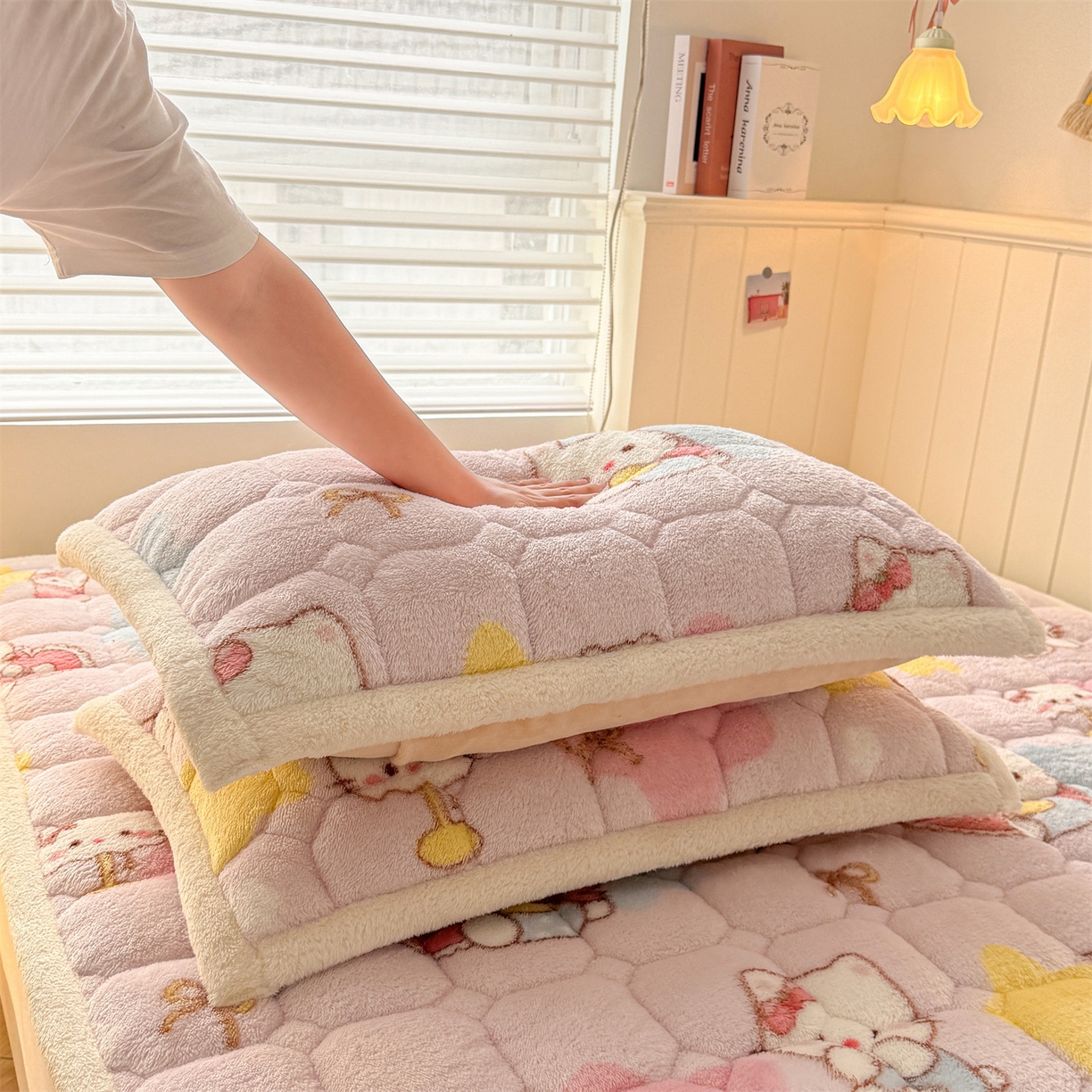 91家纺网 家纺一手货源 找家纺 雯豆家纺 2025新款泰迪绒夹棉床褥子学生宿舍床垫床护垫子加厚卡通保护垫 泰迪绒床褥-粉色KT