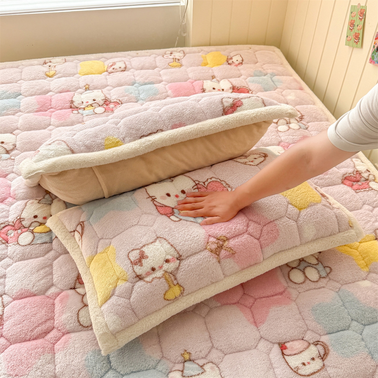 91家纺网 家纺一手货源 找家纺 雯豆家纺 2025新款泰迪绒夹棉床褥子学生宿舍床垫床护垫子加厚卡通保护垫 泰迪绒床褥-粉色KT