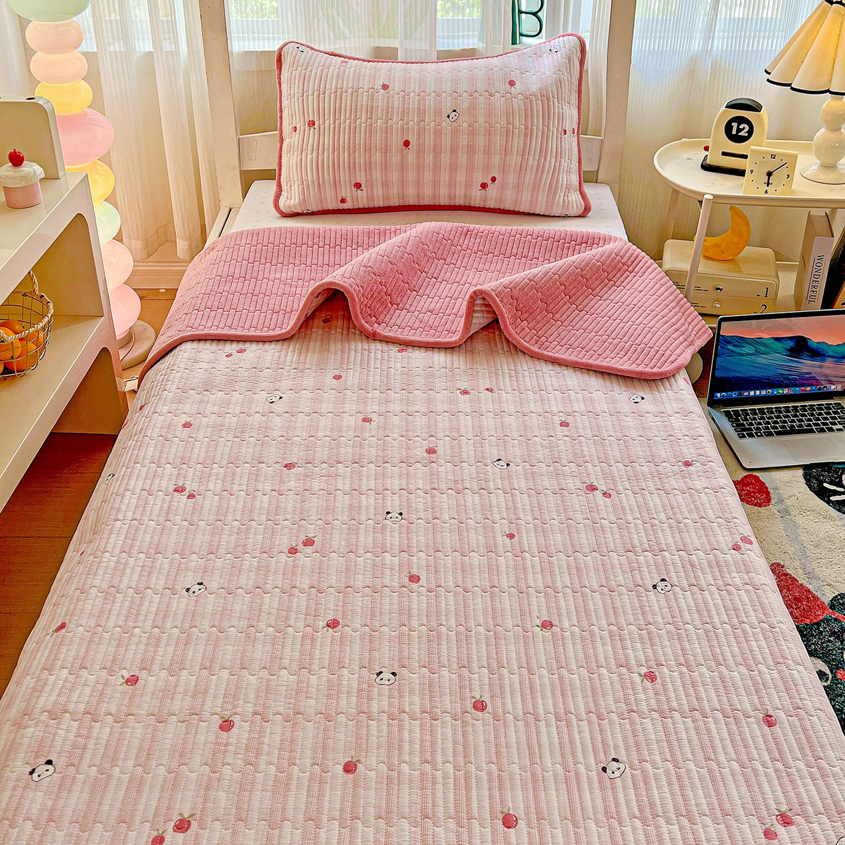 91家纺网 家纺一手货源 找家纺 恒尚居 2025新款学生床盖纯棉牛奶绒 正反两用夹棉床单床垫-秋冬款 四季通用-系列二 小欢喜-粉【A纯棉-B宝宝绒】