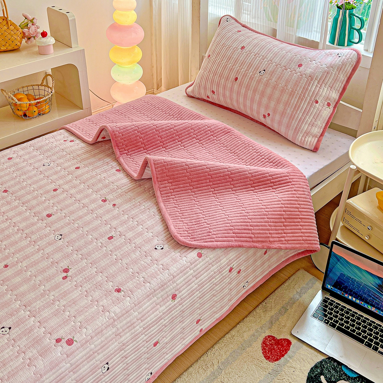 91家纺网 家纺一手货源 找家纺 恒尚居 2025新款学生床盖纯棉牛奶绒 正反两用夹棉床单床垫-秋冬款 四季通用-系列二 小欢喜-粉【A纯棉-B宝宝绒】