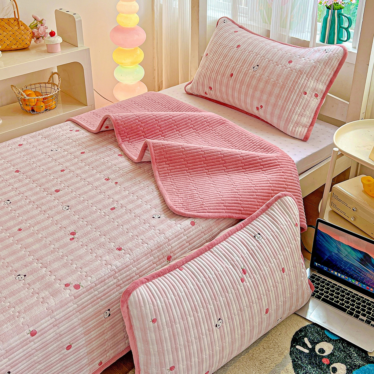 91家纺网 家纺一手货源 找家纺 恒尚居 2025新款学生床盖纯棉牛奶绒 正反两用夹棉床单床垫-秋冬款 四季通用-系列二 小欢喜-粉【A纯棉-B宝宝绒】