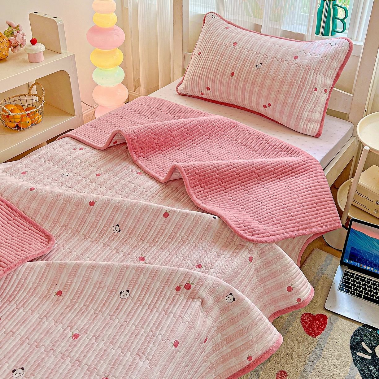 91家纺网 家纺一手货源 找家纺 恒尚居 2025新款学生床盖纯棉牛奶绒 正反两用夹棉床单床垫-秋冬款 四季通用-系列二 小欢喜-粉【A纯棉-B宝宝绒】