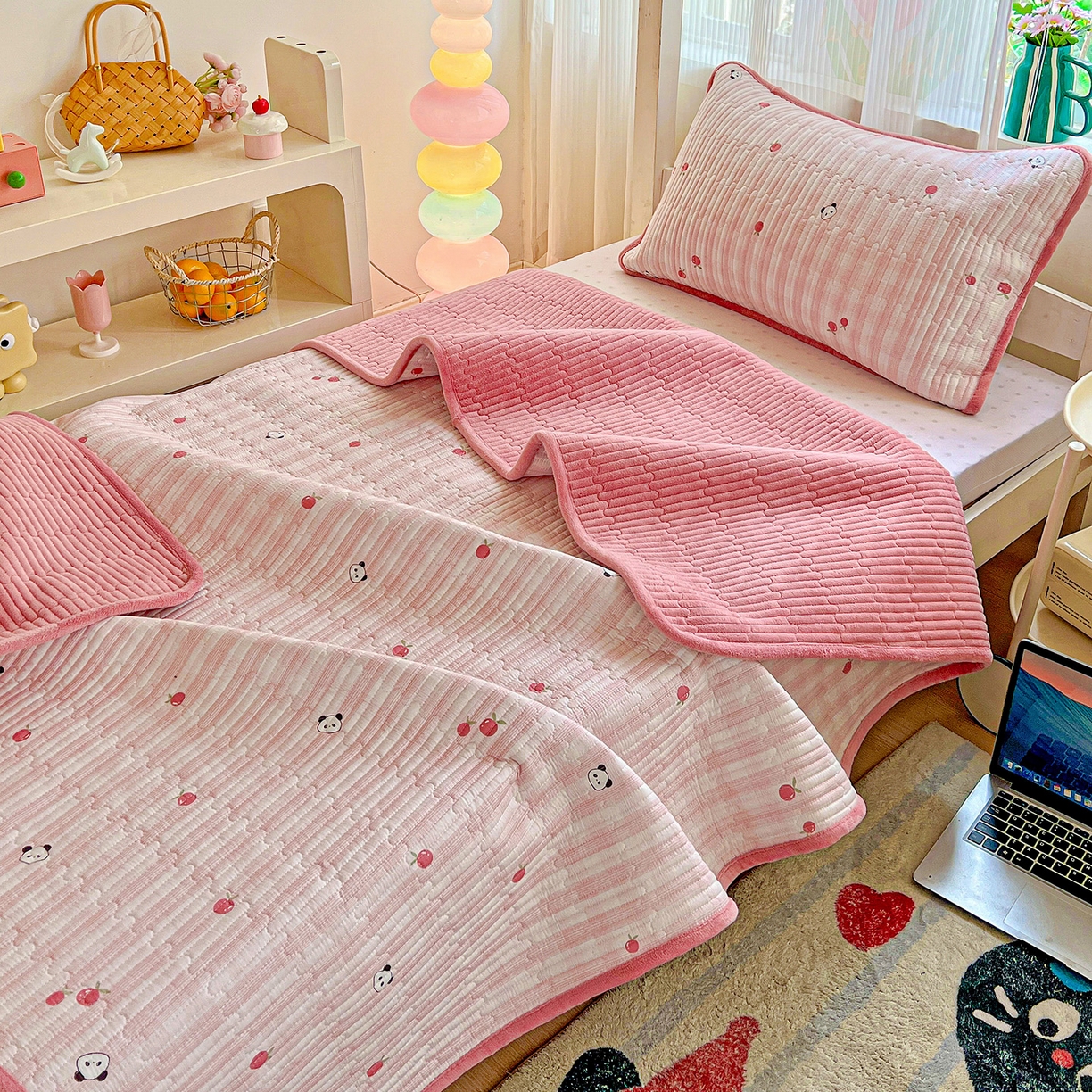 91家纺网 家纺一手货源 找家纺 恒尚居 2025新款学生床盖纯棉牛奶绒 正反两用夹棉床单床垫-秋冬款 四季通用-系列二 小欢喜-粉【A纯棉-B宝宝绒】