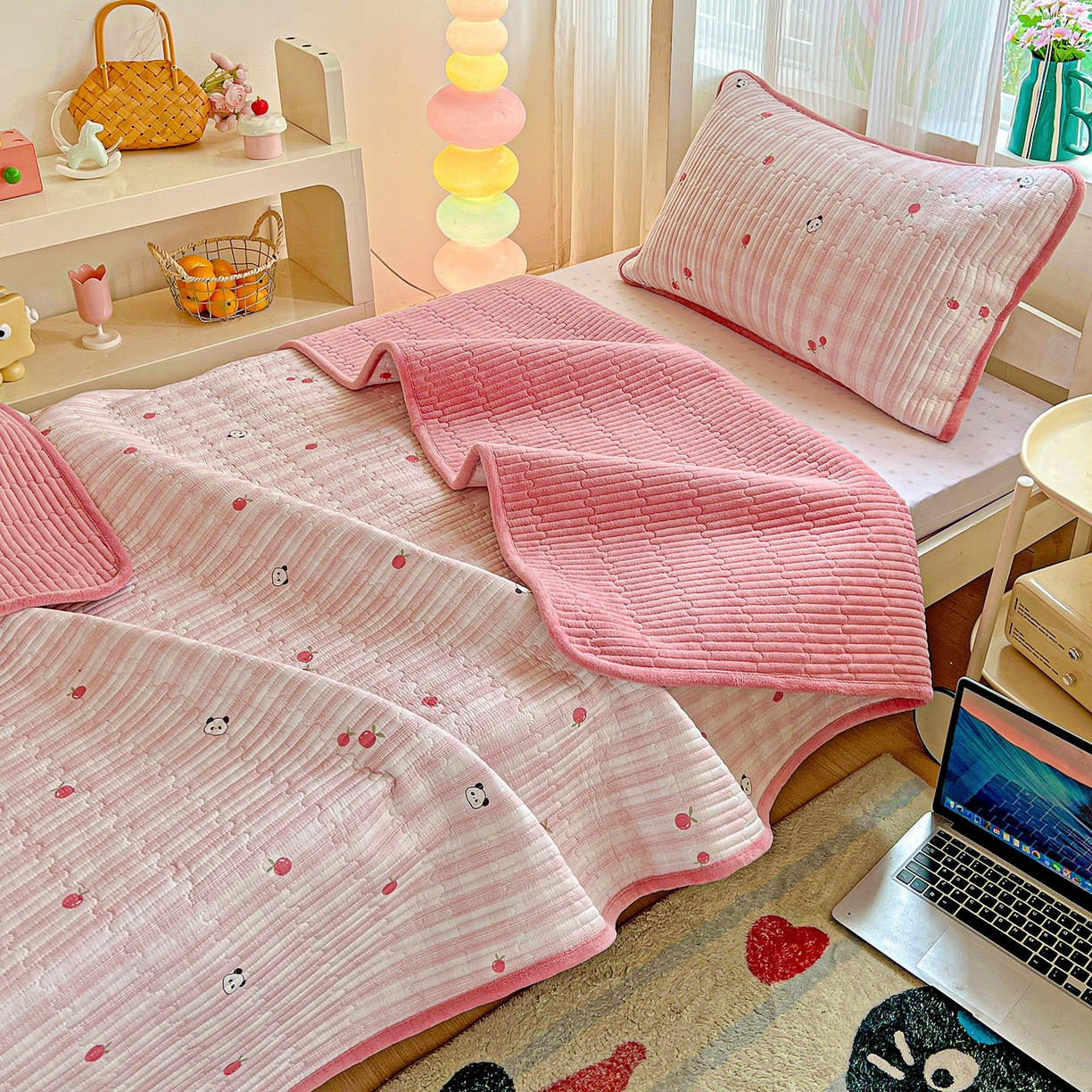 91家纺网 家纺一手货源 找家纺 恒尚居 2025新款学生床盖纯棉牛奶绒 正反两用夹棉床单床垫-秋冬款 四季通用-系列二 小欢喜-粉【A纯棉-B宝宝绒】