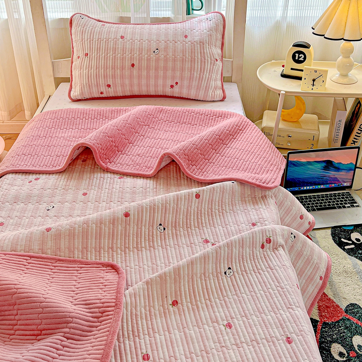 91家纺网 家纺一手货源 找家纺 恒尚居 2025新款学生床盖纯棉牛奶绒 正反两用夹棉床单床垫-秋冬款 四季通用-系列二 小欢喜-粉【A纯棉-B宝宝绒】