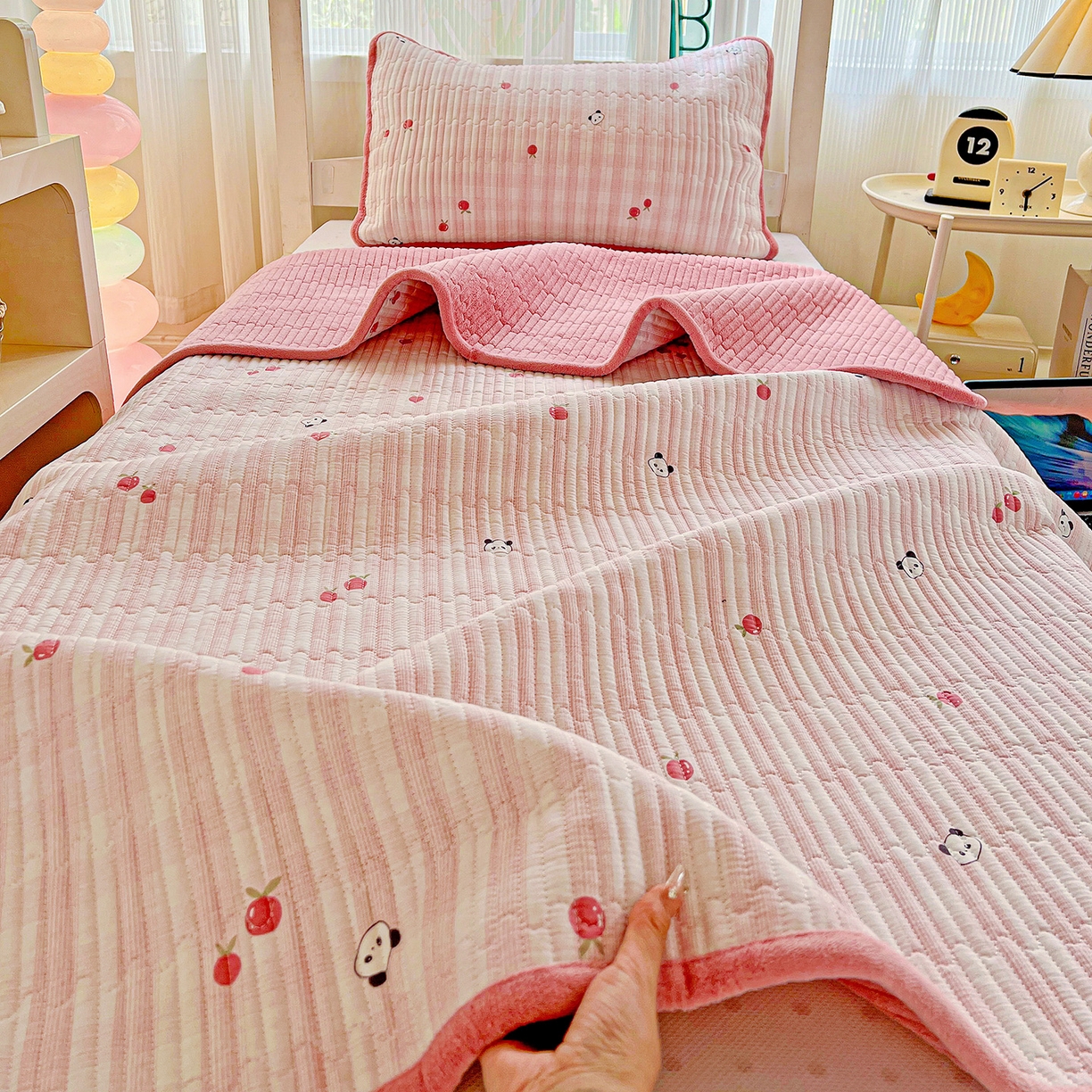91家纺网 家纺一手货源 找家纺 恒尚居 2025新款学生床盖纯棉牛奶绒 正反两用夹棉床单床垫-秋冬款 四季通用-系列二 小欢喜-粉【A纯棉-B宝宝绒】