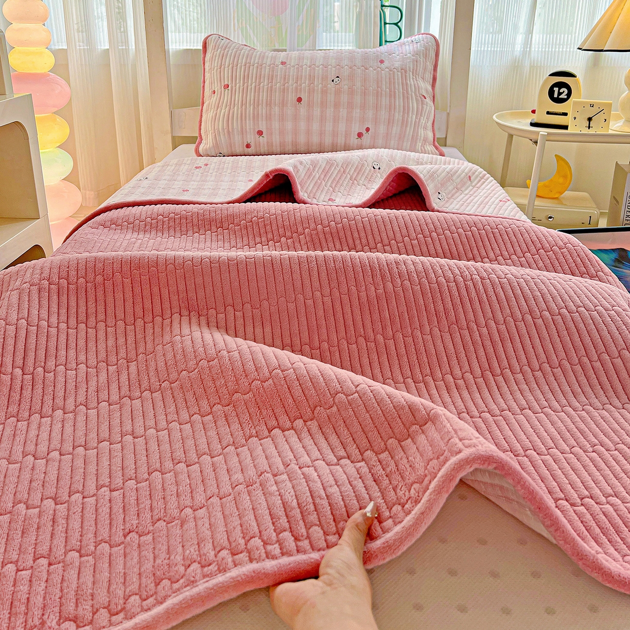 91家纺网 家纺一手货源 找家纺 恒尚居 2025新款学生床盖纯棉牛奶绒 正反两用夹棉床单床垫-秋冬款 四季通用-系列二 小欢喜-粉【A纯棉-B宝宝绒】