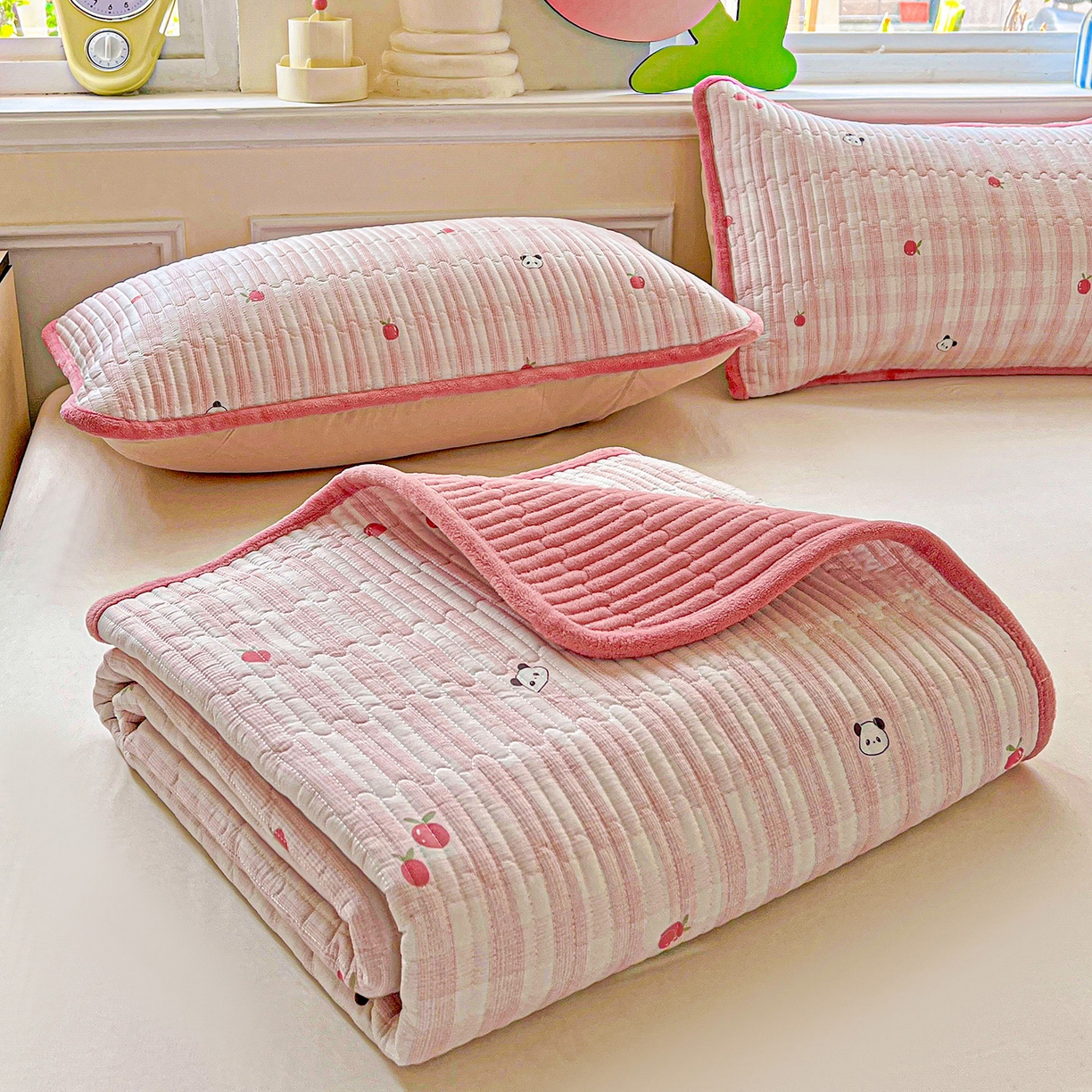 91家纺网 家纺一手货源 找家纺 恒尚居 2025新款学生床盖纯棉牛奶绒 正反两用夹棉床单床垫-秋冬款 四季通用-系列二 小欢喜-粉【A纯棉-B宝宝绒】