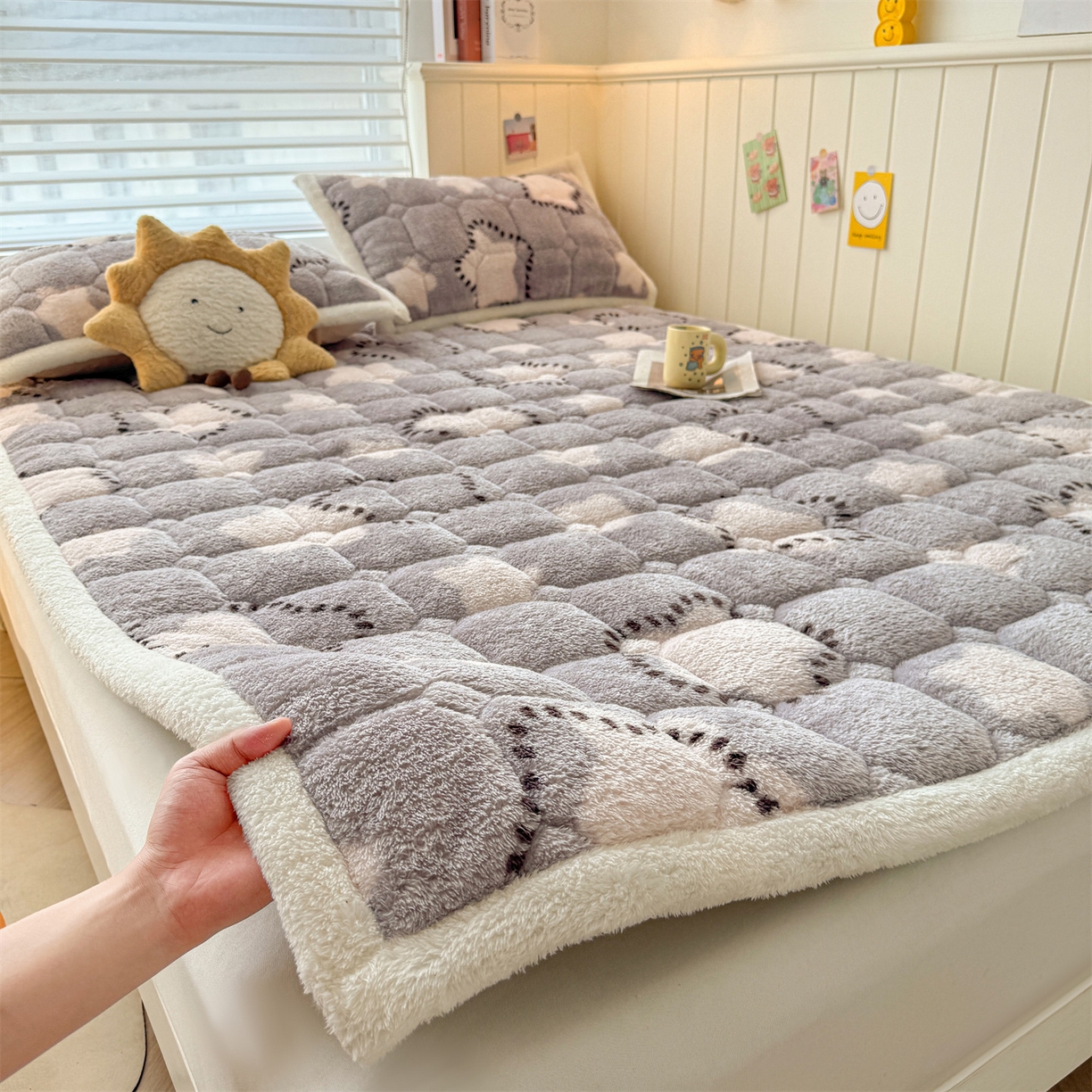 91家纺网 家纺一手货源 找家纺 雯豆家纺 2025新款泰迪绒夹棉床褥子学生宿舍床垫床护垫子加厚卡通保护垫 泰迪绒床褥-浩瀚星辰