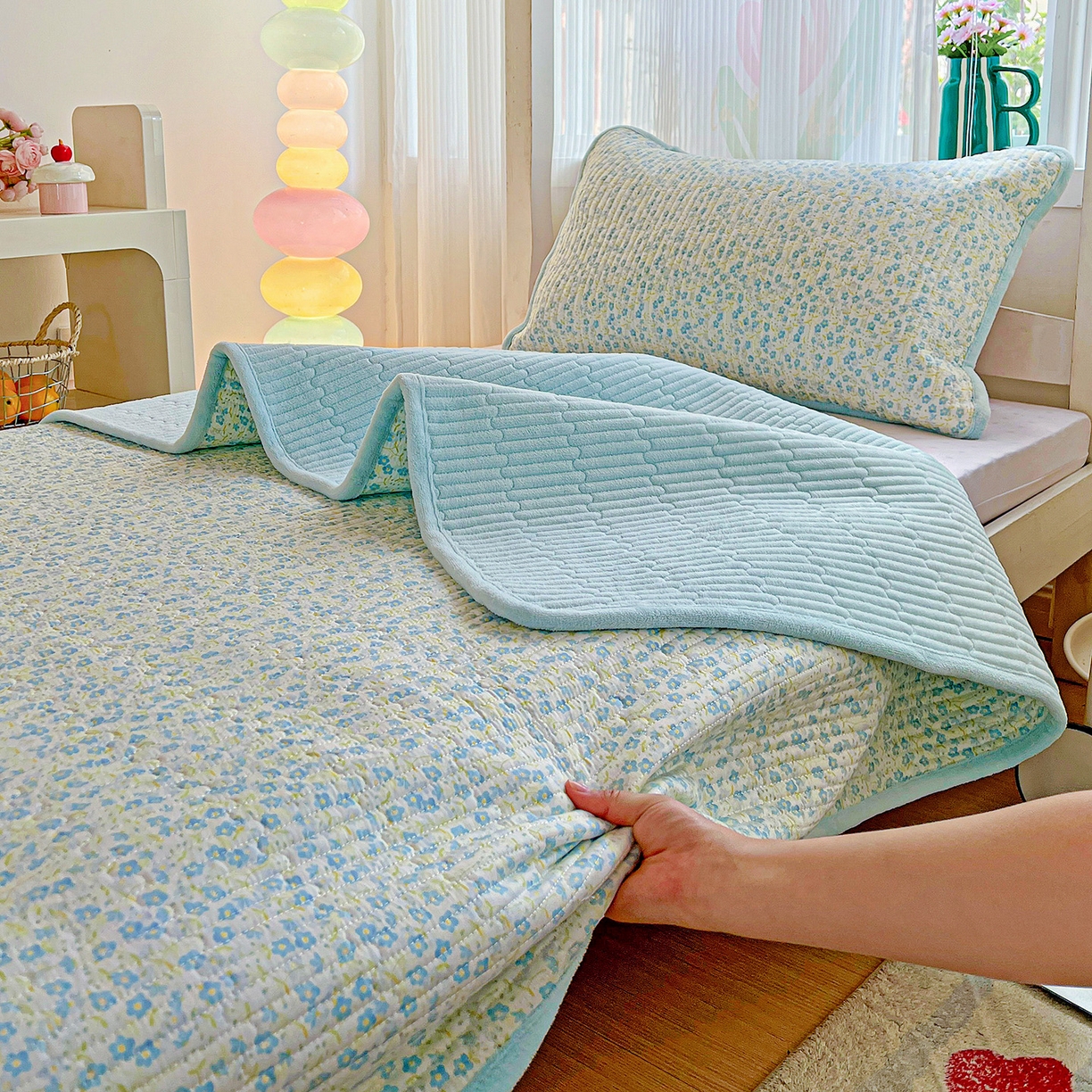 91家纺网 家纺一手货源 找家纺 恒尚居 2025新款学生床盖纯棉牛奶绒 正反两用夹棉床单床垫-秋冬款 四季通用-系列二 雪兰【A纯棉-B宝宝绒】