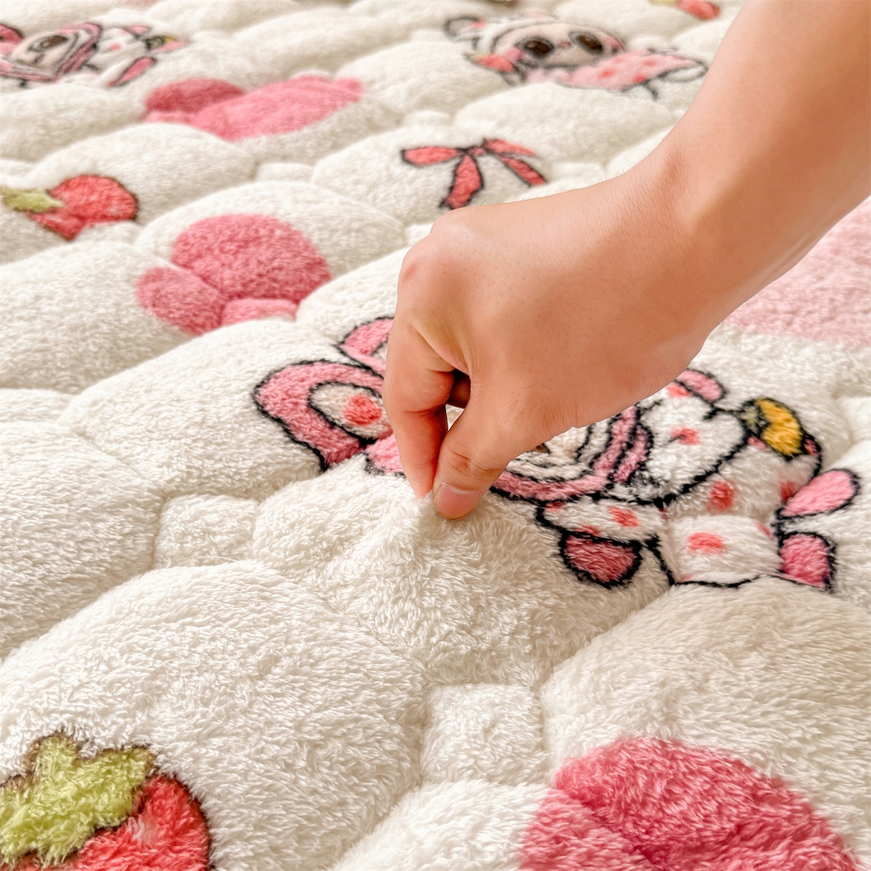 91家纺网 家纺一手货源 找家纺 雯豆家纺 2025新款泰迪绒夹棉床褥子学生宿舍床垫床护垫子加厚卡通保护垫 泰迪绒床褥-可爱布布