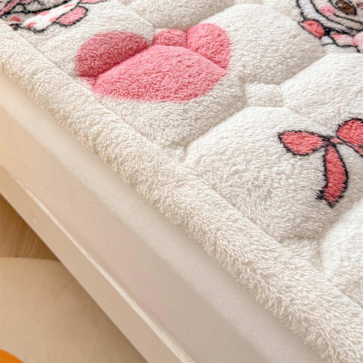 91家纺网 家纺一手货源 找家纺 雯豆家纺 2025新款泰迪绒夹棉床褥子学生宿舍床垫床护垫子加厚卡通保护垫 泰迪绒床褥-可爱布布