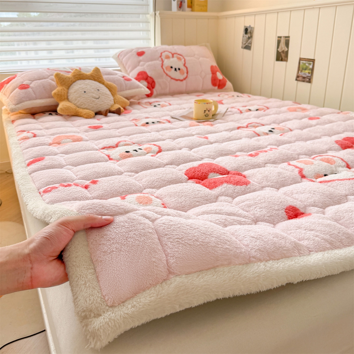 91家纺网 家纺一手货源 找家纺 雯豆家纺 2025新款泰迪绒夹棉床褥子学生宿舍床垫床护垫子加厚卡通保护垫 泰迪绒床褥-浪漫兔