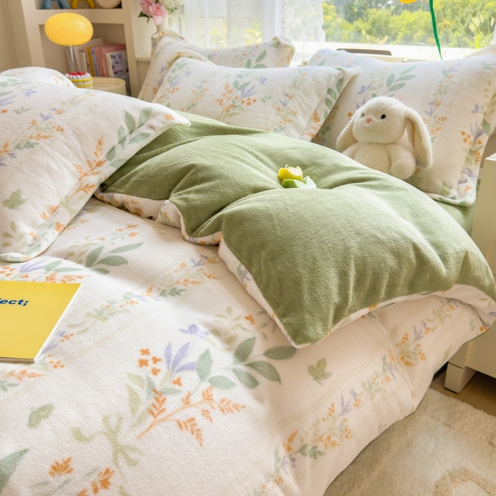 91家纺网 家纺一手货源 找家纺 丝羽坊 2025新款200克加厚小清新牛奶绒床单款 床笠款四件套 被套 花间密语