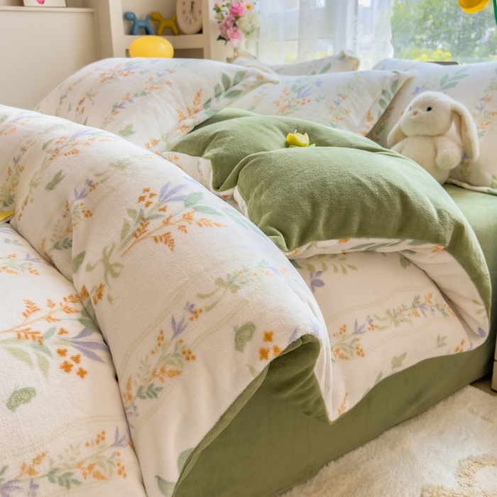 91家纺网 家纺一手货源 找家纺 丝羽坊 2025新款200克加厚小清新牛奶绒床单款 床笠款四件套 被套 花间密语