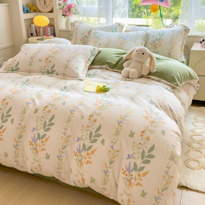 91家纺网 家纺一手货源 找家纺 丝羽坊 2025新款200克加厚小清新牛奶绒床单款 床笠款四件套 被套 花间密语